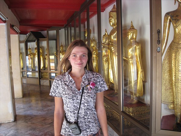 Аня на фоне статуй Будды.